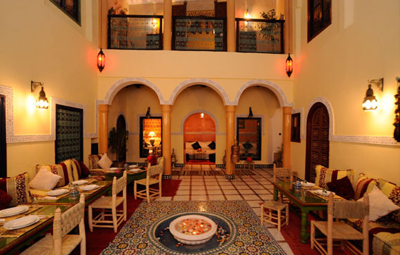 Marrakech: 3 Jours/2 Nuits, Petits Déjeuners, Déjeuner ou Diner, Visite Guidée et Massage au Riad Abhar au coeur de la ville ocre!