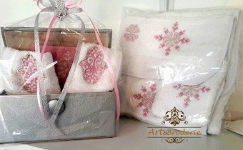 Idée cadeau : Sortie de bain bébé + coffret de 3 serviettes brodées