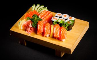 assortiment 42 pièces de sushi a 120 dhs seulement au lieu de 300 dhs